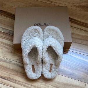 OluKai Women’s Cream Fuzzy Slippers Size 8 NIB